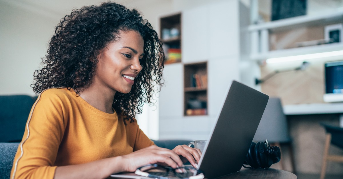 Mulher olhando a tela de um computador