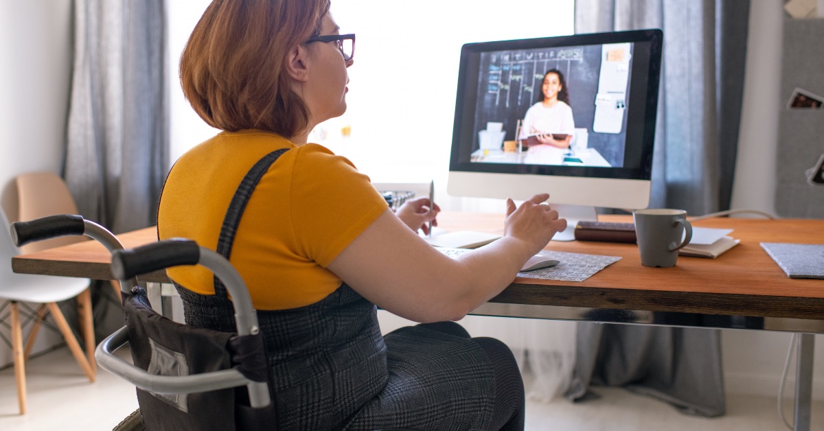 Mulher olhando a tela de um computador