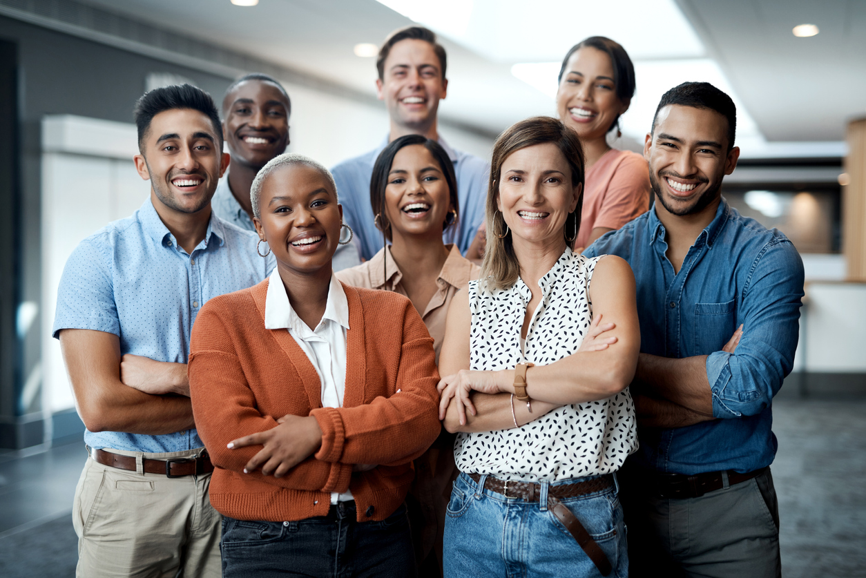 Um escritório com pessoas diversas, negros, brancos...